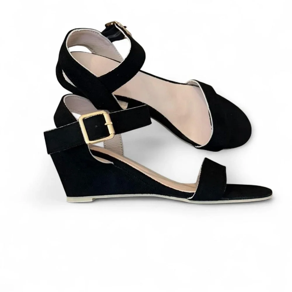 Unbranded buckle adds faux